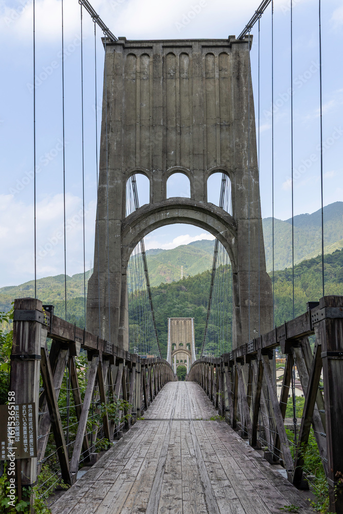Obraz premium 歴史的な木造吊り橋と山の風景が美しい長野県の桃介橋