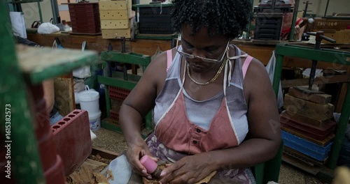 Woman making cigars in Cuba