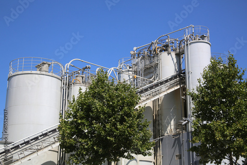 Fotografia Silos et citernes dans usine de fabrication de ciment pour le stockage