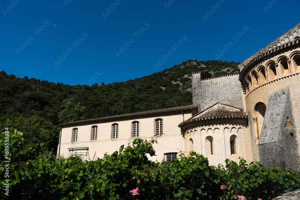 Fototapeta premium Abbaye de Gellone – Sérénité Romane au Cœur de la Nature