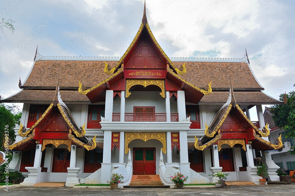 Naklejka premium Traditional thai temple exhibiting ornate architecture and design
