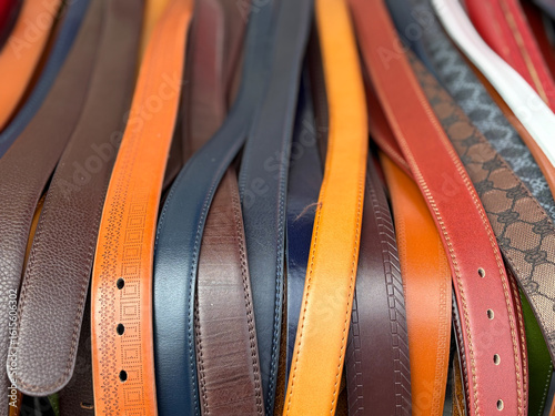 Ceintures en cuir au marché,ceinture,cuir,brun,marron,couleur,étalage,étal,coloré,matière,habit,accessoire,mode,design,marché