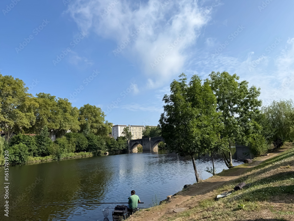 Fototapeta premium Paysage d'été au bord de la rivière