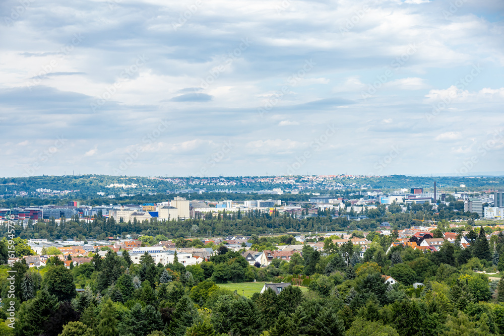 Obraz premium Wanderung zum Aussichtspunkt Goetheturm mit einem fantastischen Ausblick über die Mainmetropole von Frankfurt am Main - Hessen - Deutschland