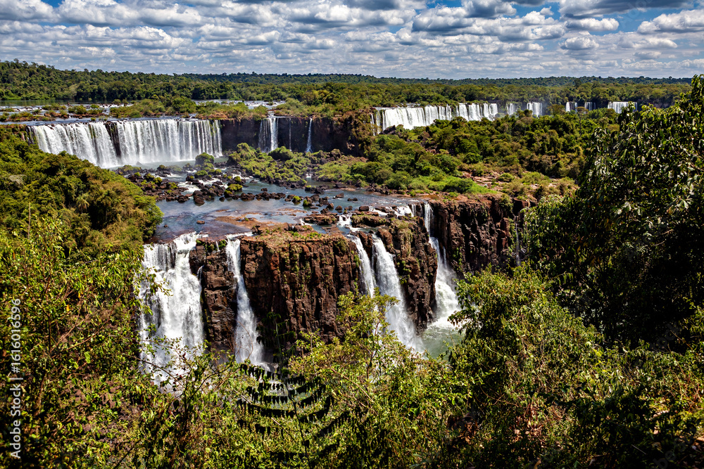 Obraz premium The Iguazu Waterfalls between Argentina and Brazil