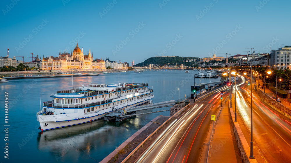 Obraz premium panoramic view at the skyline of budapest during the blue hour