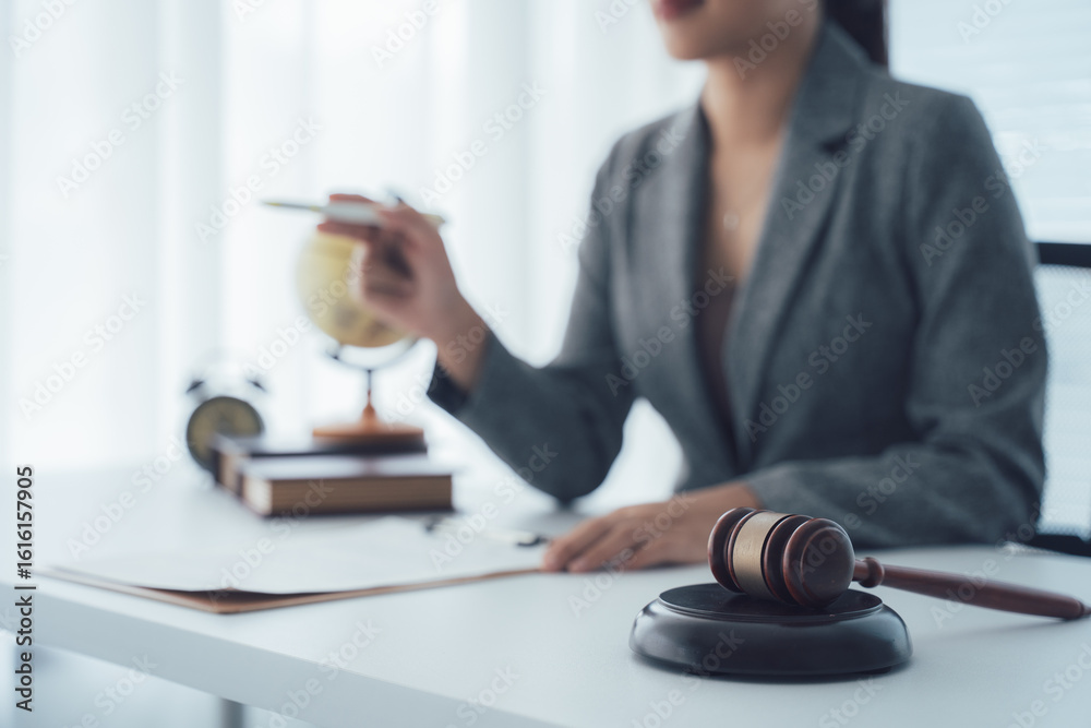 Φωτογραφία Legal Counsel Expertise: An accomplished counsel expertly guides through legal proceedings, the courtroom environment, meticulously navigating the legal landscape with precision and professionalism