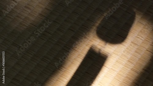 畳に映る風鈴の影　南部鉄風鈴の澄んだ音色が響く日本の夏イメージ