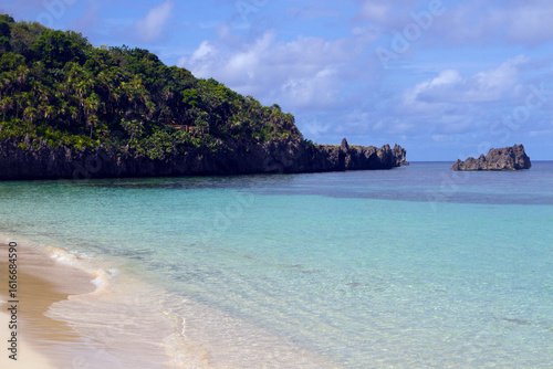 Tropical Cliffs and Clear Turquoise Waters on Roat  n Island  Honduras