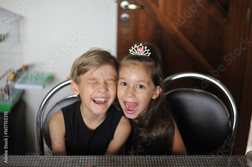 irmãos juntos pose para fotos com princesa
