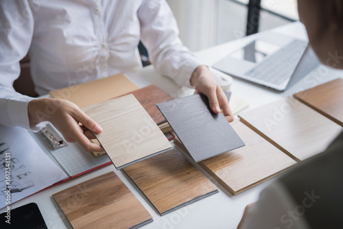 Fotografie Interior designer presenting eco friendly wooden material samples for sustainabl