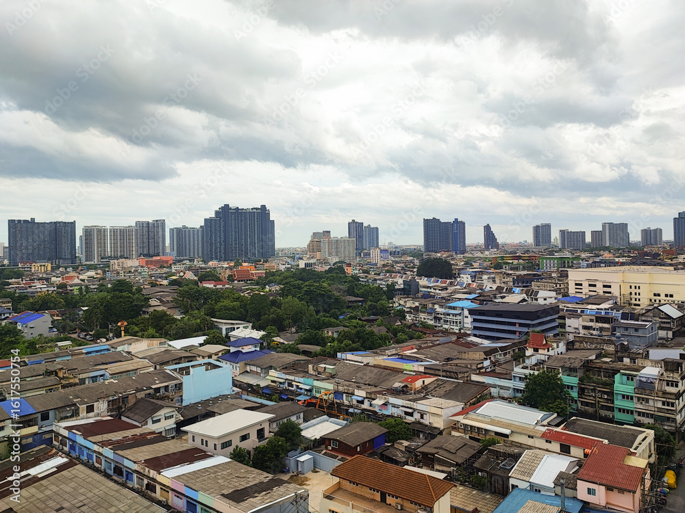 Naklejka premium A crowded urban area with houses and tall buildings, a corner of Bangkok in Thailand.
