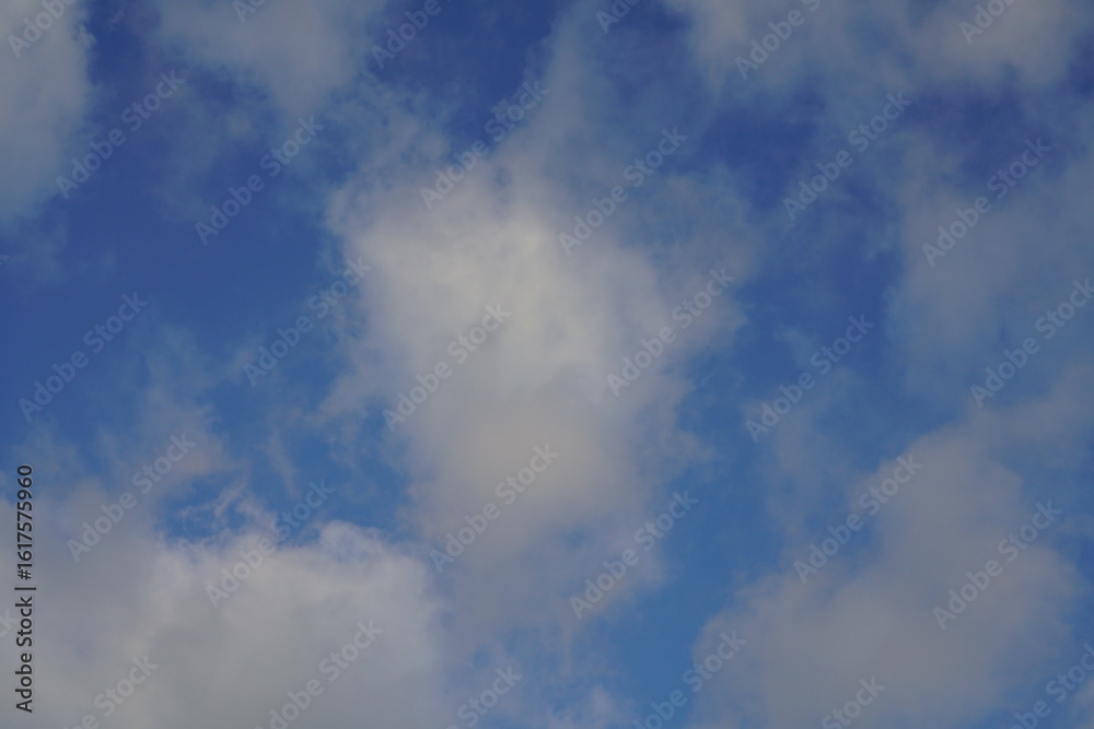Fototapeta premium Schöner belebter lebhafter morgendlicher Himmel mit Cumulus Wolken