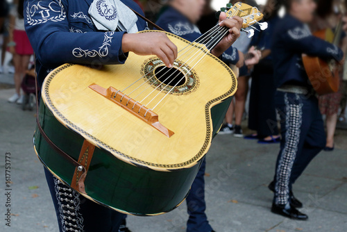 Billede på lærred Mexican musician parading and playing a Mexican guitarrón