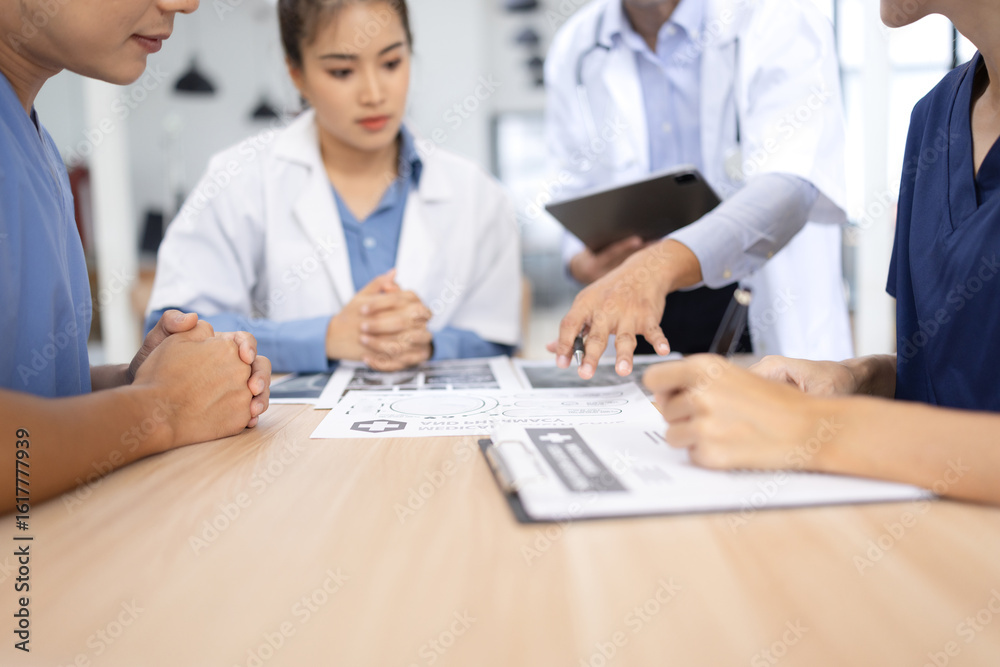 Obraz premium Medical team brainstorming having a meeting in conference room at hospital, Medical technology and health care concept.