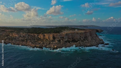 Luftaufnahme einer Kapelle auf den Klippen bei Sonnenuntergang – Mellieħa, Malta, Mellieha 2