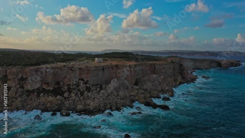 Luftaufnahme einer Kapelle auf den Klippen bei Sonnenuntergang – Mellieħa, Malta, Mellieha 3
