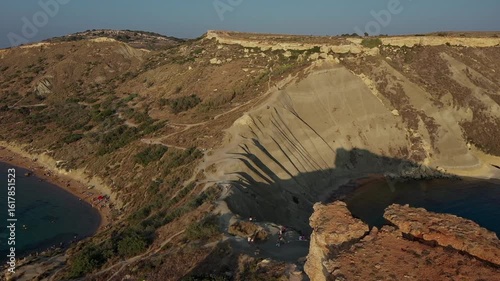 Luftaufnahme bei Sonnenuntergang: Ghajn Tuffieha, Clay Cliffs und Gnejna Bay – Maltas unberührte Naturküste, Urlaub 1