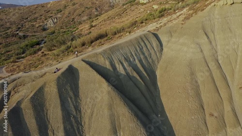 Luftaufnahme bei Sonnenuntergang: Ghajn Tuffieha, Clay Cliffs und Gnejna Bay – Maltas unberührte Naturküste, Urlaub 4