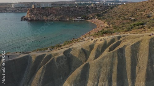 Luftaufnahme bei Sonnenuntergang: Ghajn Tuffieha, Clay Cliffs und Gnejna Bay – Maltas unberührte Naturküste, Urlaub 3