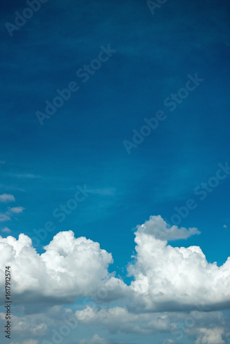 青い空に浮かぶ白い雲