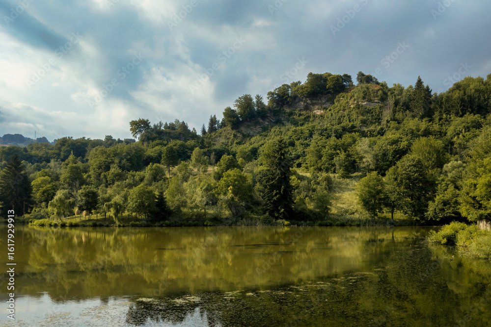 Obraz premium Lakeside view on a summer day in the Romanian Carpathians