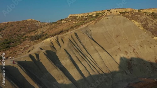 Luftaufnahme bei Sonnenuntergang: Ghajn Tuffieha, Clay Cliffs und Gnejna Bay – Maltas unberührte Naturküste, Urlaub 10