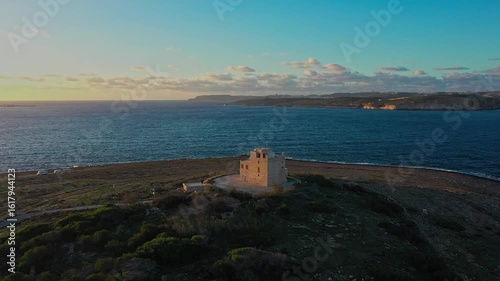 Luftaufnahme vom White Tower Beach und Turm in Mellieħa, Malta – mit Ausblick auf Comino und Gozo Urlaub