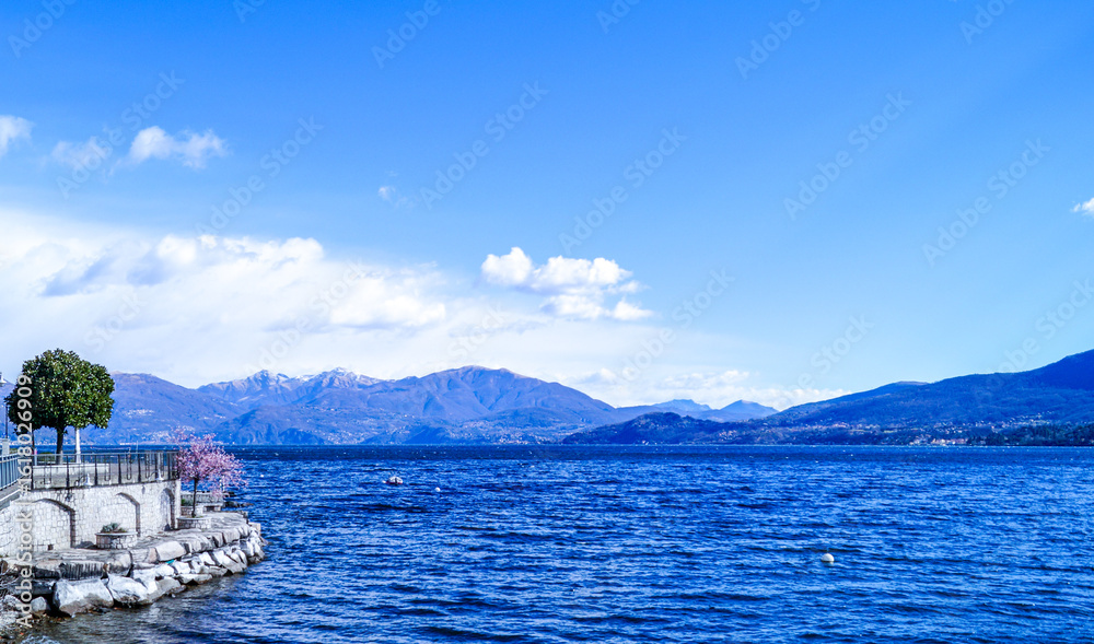 Fototapeta premium Blick auf den Lago Maggiore und auf die Berge - Alpen - Rau - Nachdenken