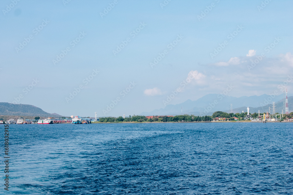 Naklejka premium Landscape beautiful summer panorama wide horizon look viewpoint shore open sea beach cloud clean and blue sky background calm nature ocean wave water