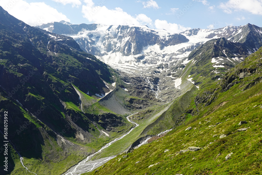Obraz premium The view of Pitztal glacier from Fuldaweg, Pitztal valley, Austria