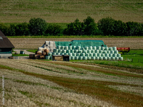 Foto Bauernhof hinter einem Stoppelfeld
