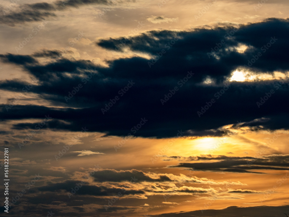 Obraz premium Sonnenuntergang und dunkler Wolkenhimmel