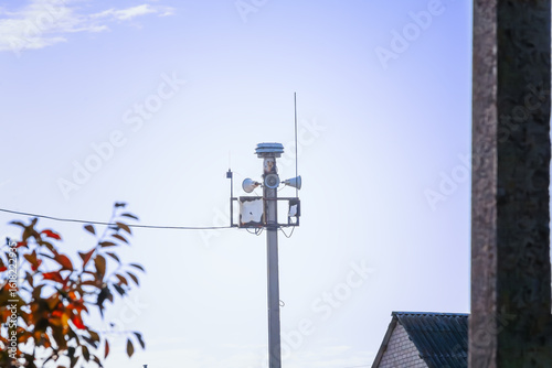 Fotografía IP alert and sound notification systems against the sky in rural area, old loudspeaker on pole as public alert system, population warning about emergencies