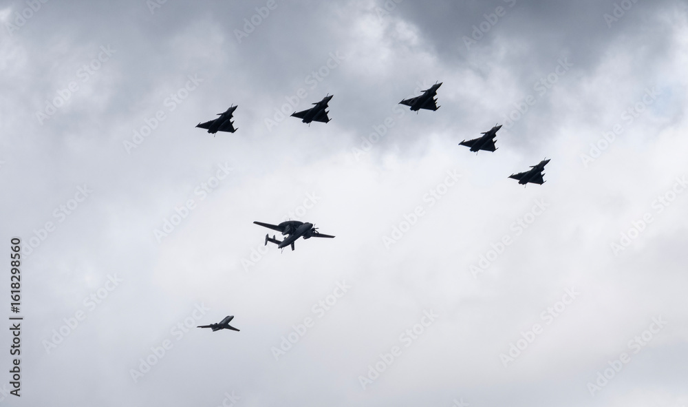 Obraz premium les avions militaires français paradent le jour de la fête nationale du 14 juillet à Paris en France
