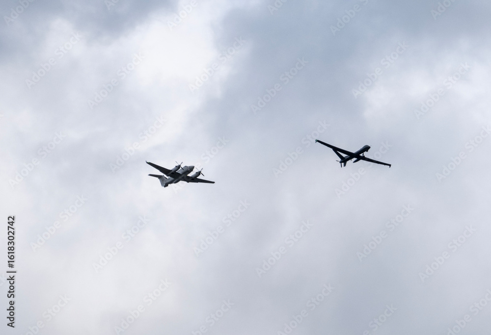 Fototapeta premium les avions militaires français paradent le jour de la fête nationale du 14 juillet à Paris en France