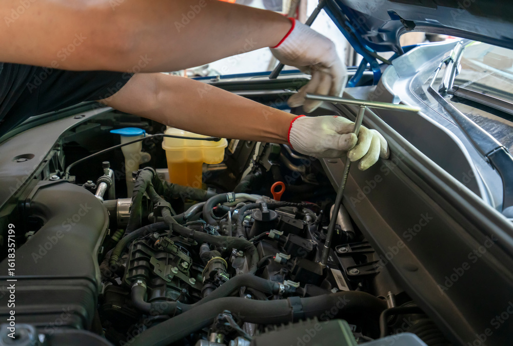 Obraz premium The repairman is repairing the car