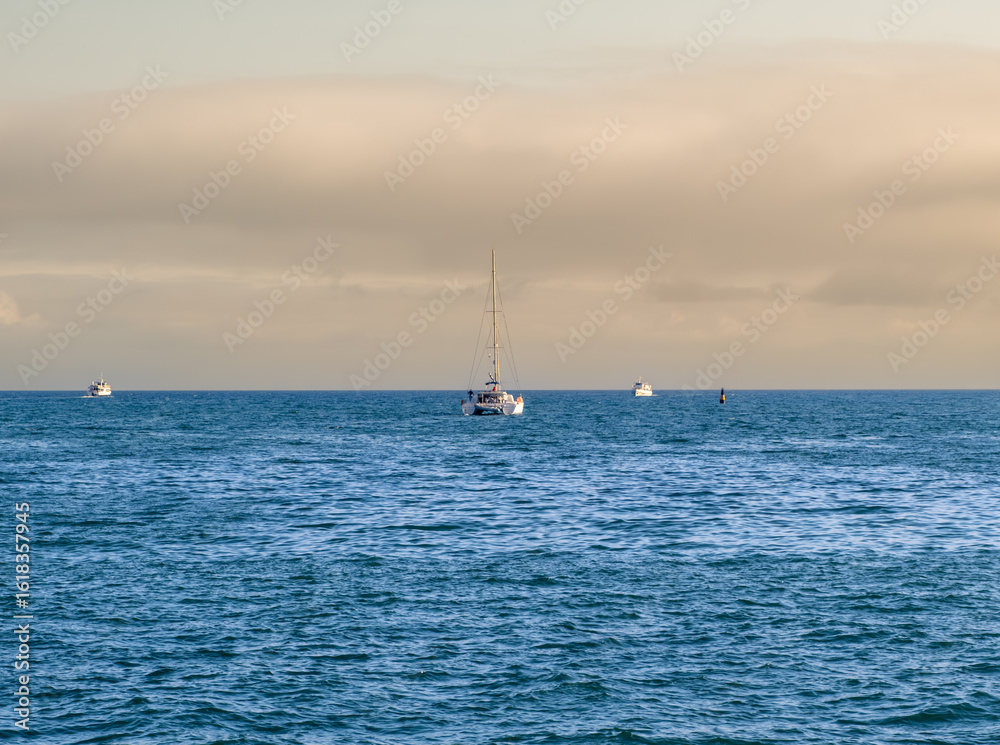 Obraz premium Yachts are far out at sea against the summer sky.