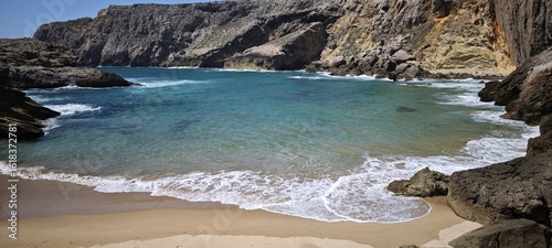 Tableau sur toile Bucht mit kleinem Sandstrand an der Algarveküste