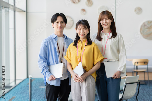 Bild auf Leinwand オフィスで働く若いビジネスパーソン【撮影協力：スカパー東京メディアセンター】