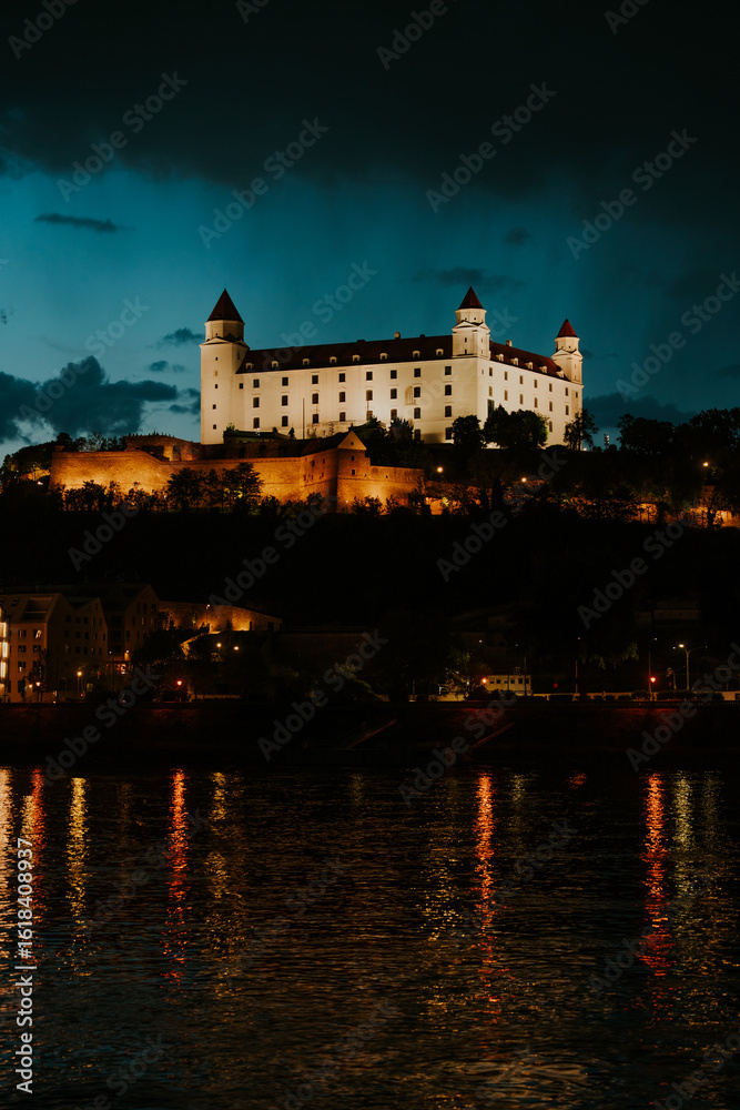 Fototapeta premium Miasto nocą