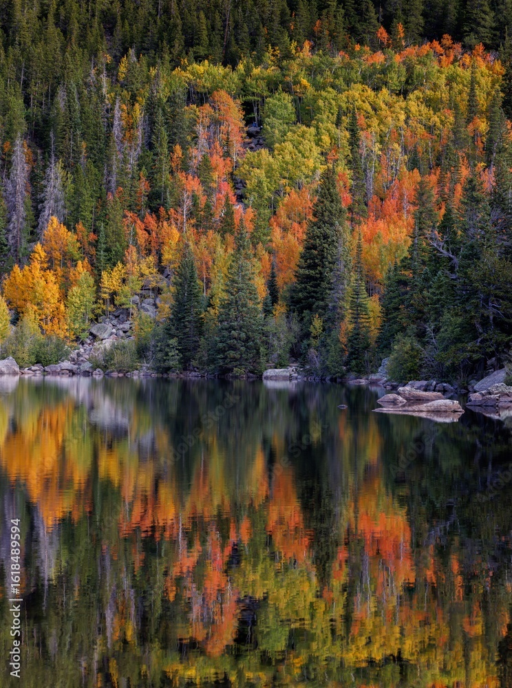 Obraz premium stunning mountain lake with fall foliage, colorado