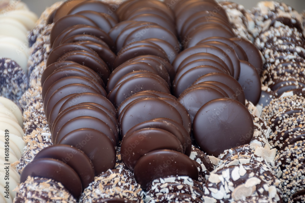 Naklejka premium Famous Belgian chocolate candies on display in confectionery shop in Bruges, Belgium