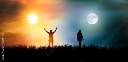 Silhouette einer Frau in einer Landschaft mit unterschiedlichen Emotionen als...