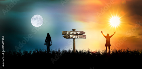 Silhouette einer Frau in einer Landschaft mit unterschiedlichen Emotionen als...