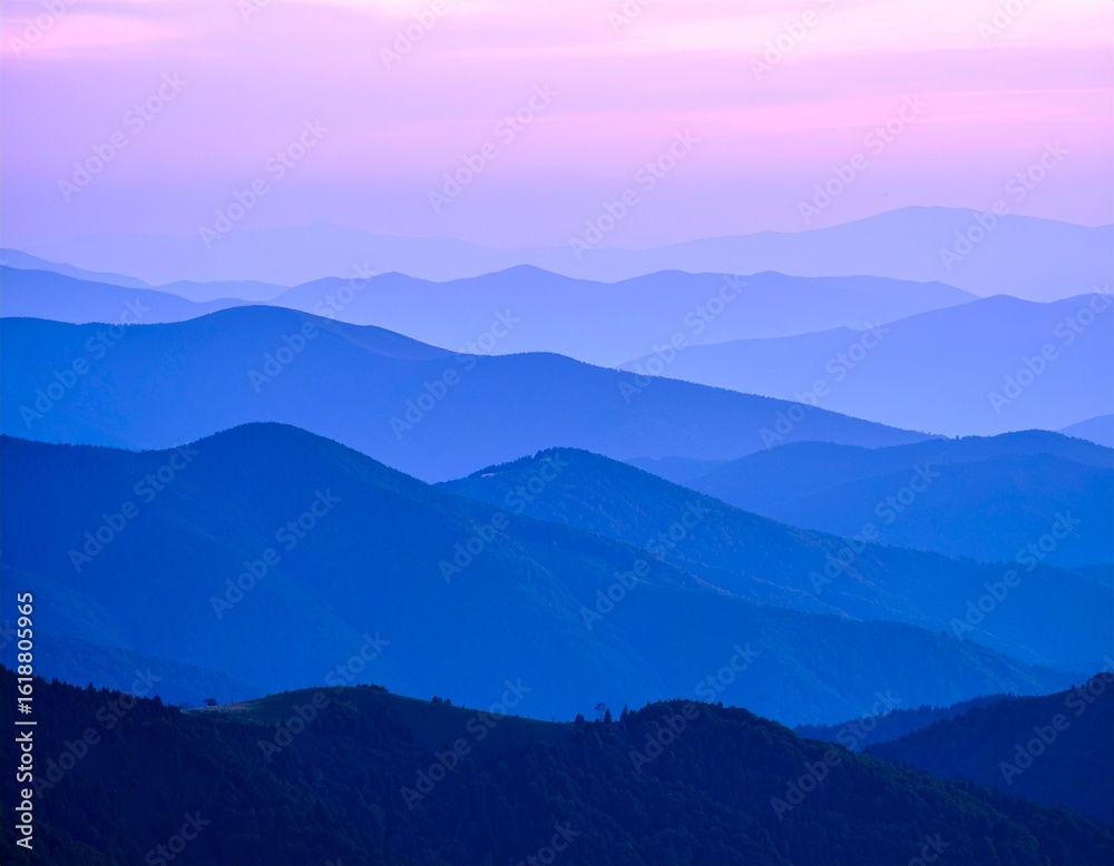 Obraz premium Serene Purple Mountain Landscape