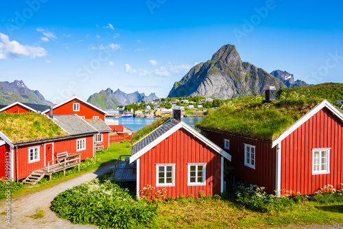 Fotografie Red traditional type houses used by fishermen's in Reine village on Moskenesoy i