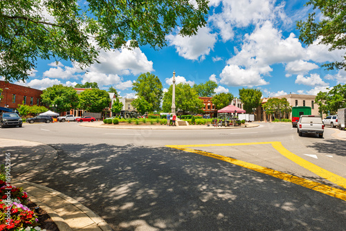 Foto The Confederate Monument at the center of the public town square and park in the historic old town district of Franklin, Tennessee
