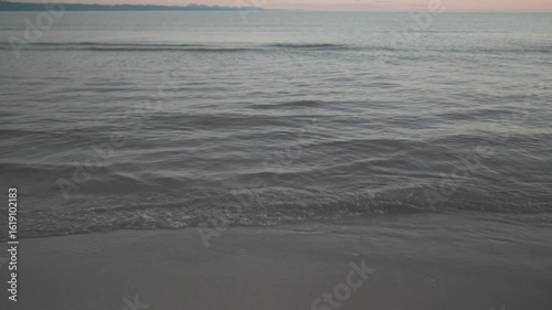 穏やかな夕暮れの砂浜