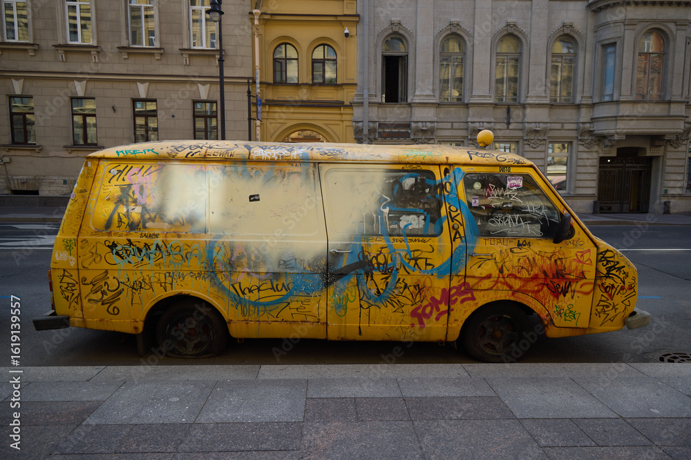 Fototapeta premium A beautiful and vibrant display of colorful urban art painted on a vintage yellow van